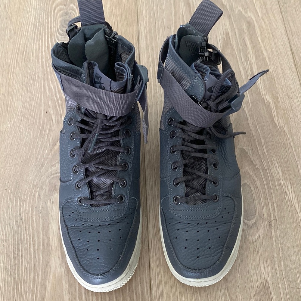 Hard to find, LIKE NEW Nike Special Force Air Force 1 high top sneakers, grey
